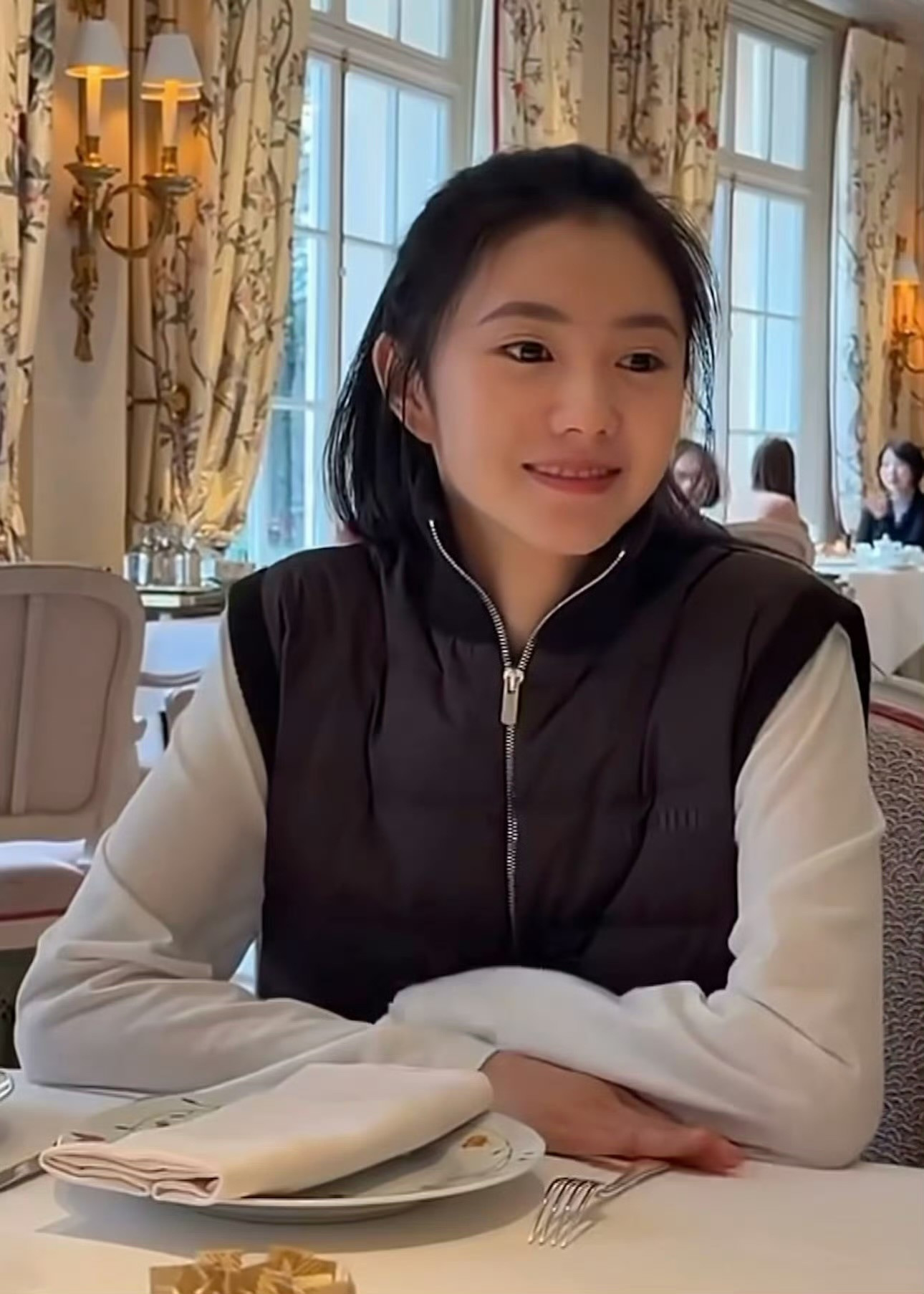 刘浩存是内娱少有的素颜比化妆更漂亮的人。。刘浩存李庚希看秀look刘浩存李庚希素