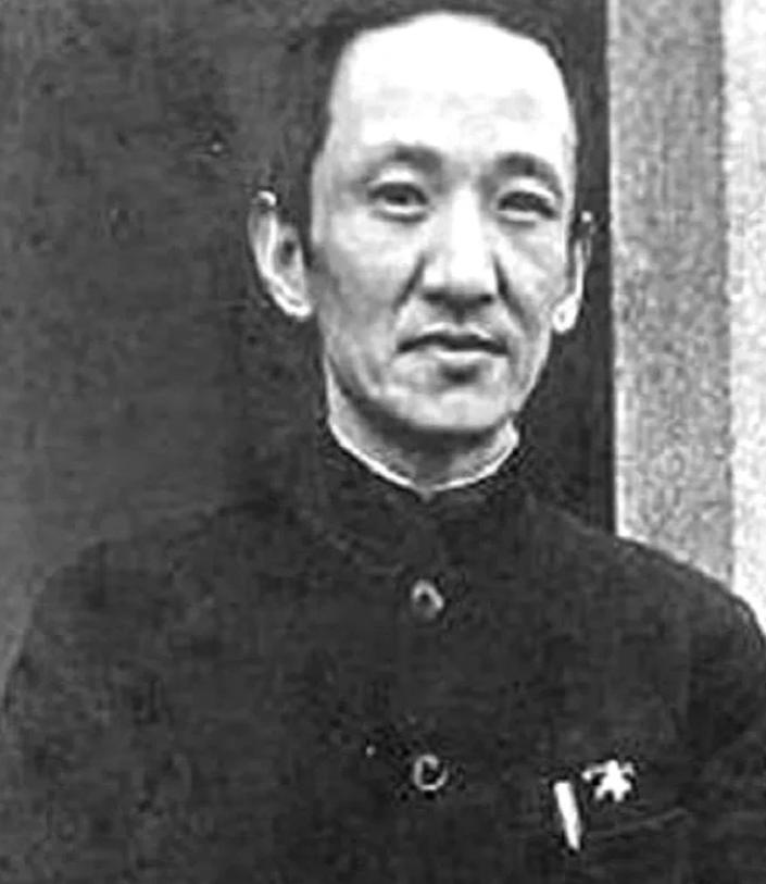1947年夜，特务踹开房门搜出电台，看清夫妻身份，特务头子瞬间慌了 北平京兆