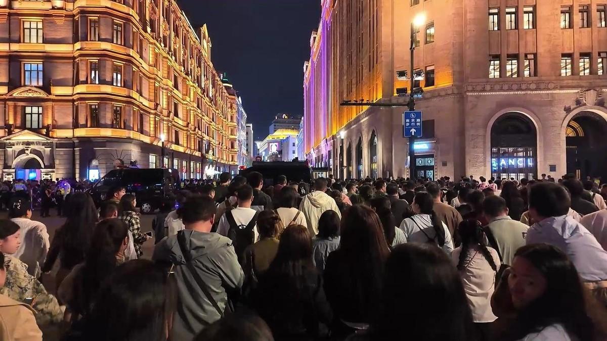 都在说国庆假期的上海挤爆了，但如果你去问问南京路上的老板们，他们可能得叹口气。别