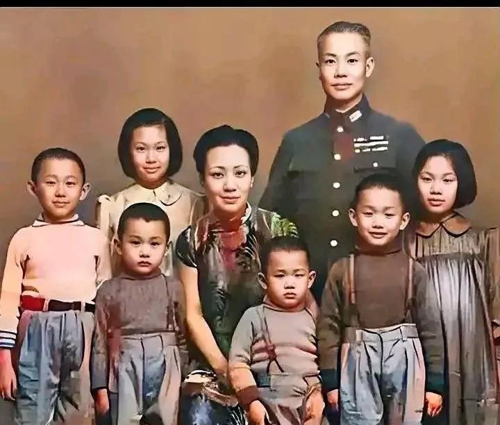 将门子女零接班！陈诚靠「家教三板斧」斩断百年军权魔咒？军装笔挺的陈诚身旁，