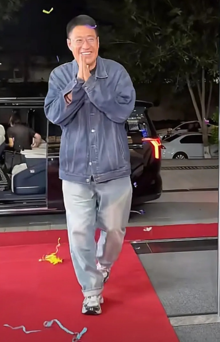 这个男人很奇怪，看电视剧他的身高应该很高？我特地去搜了一下182cm，确实很高