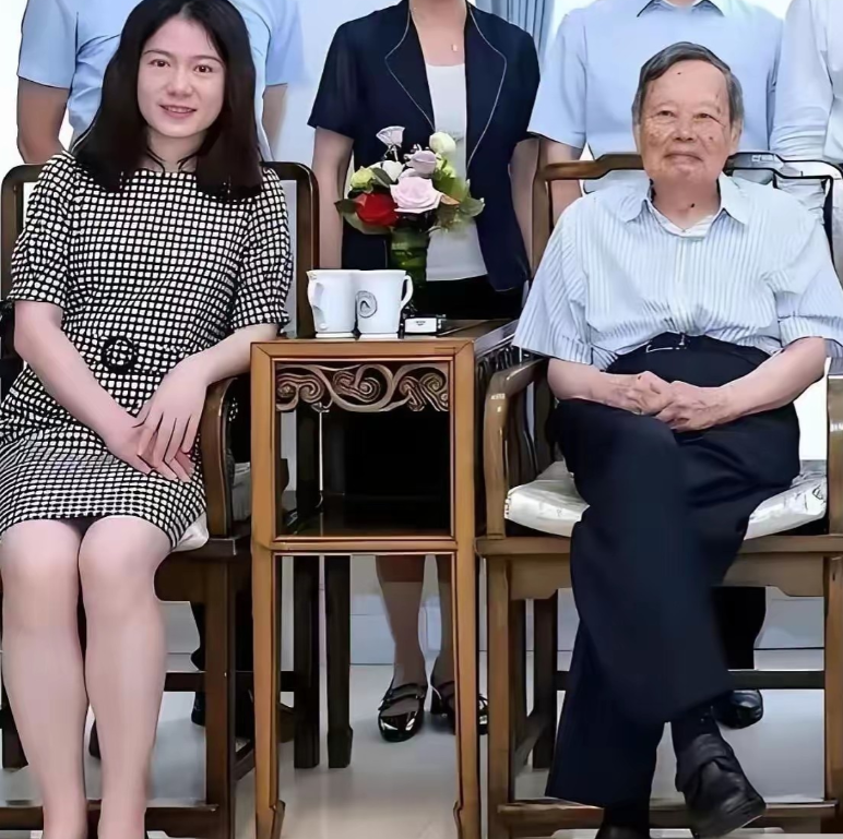 翁帆是一位非常了不起的人，她能够不在乎世俗的眼光，陪杨振宁先生在一起走过21年，