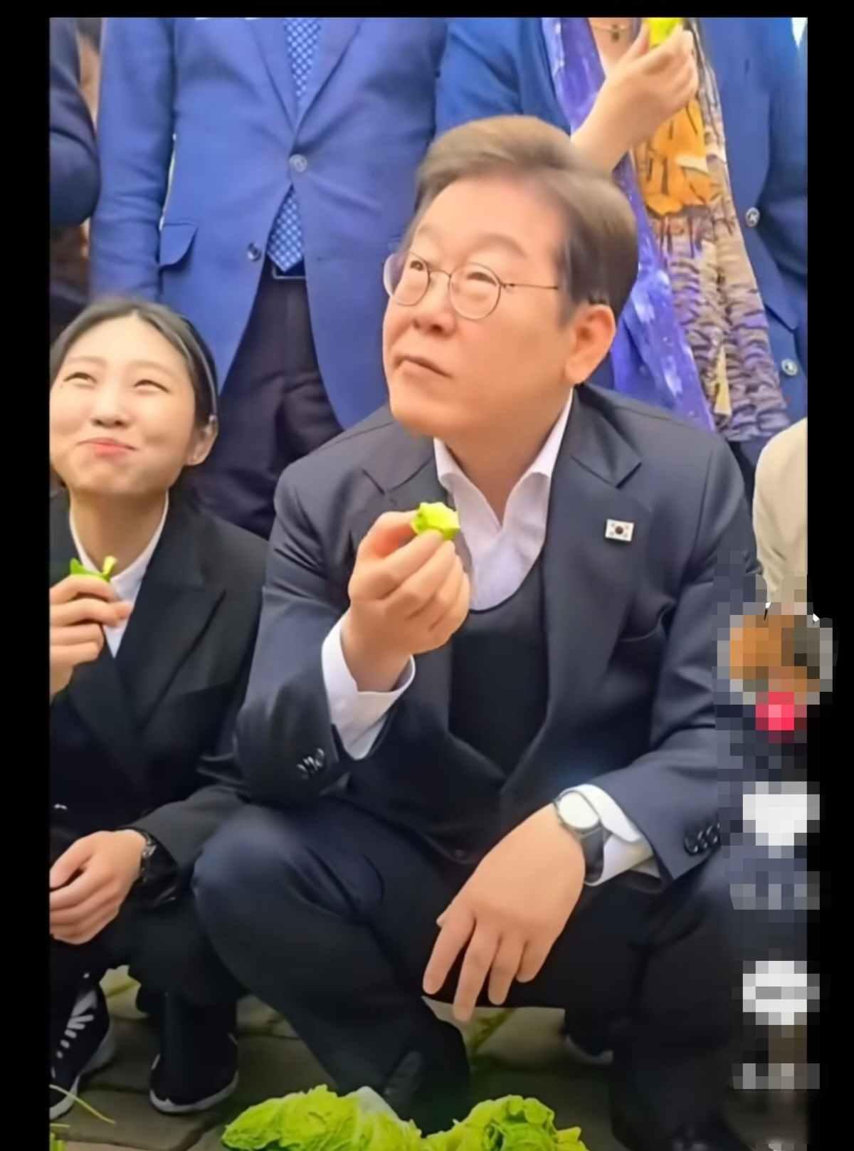 如果不是看到这个消息我都不知道李在明竟然隐藏的这么深！李在明逛菜市场，啃黄