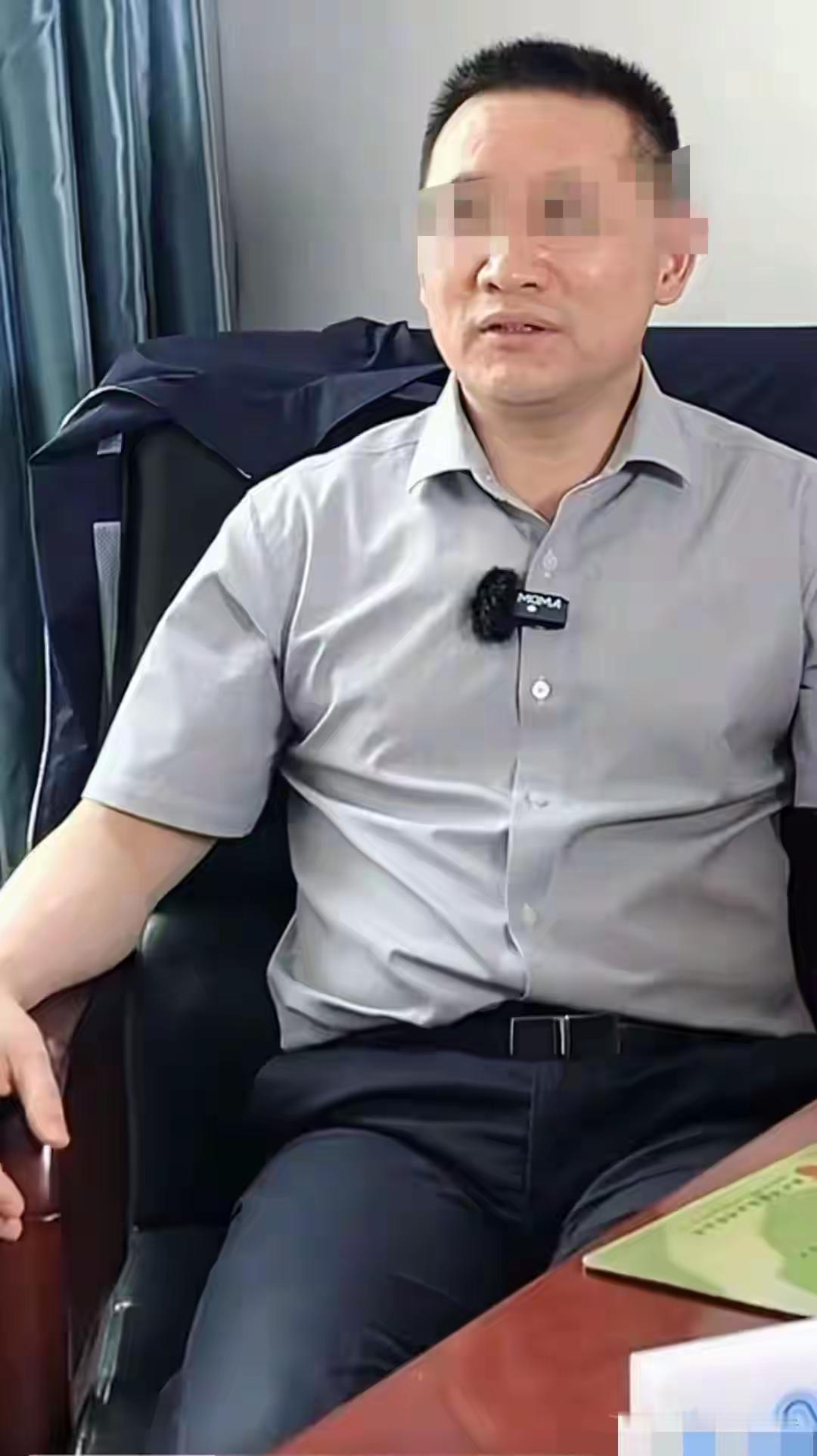 他贵为医学博导，医术精湛。他作为省级医院的副院长，风生水起，有一定的话语权。