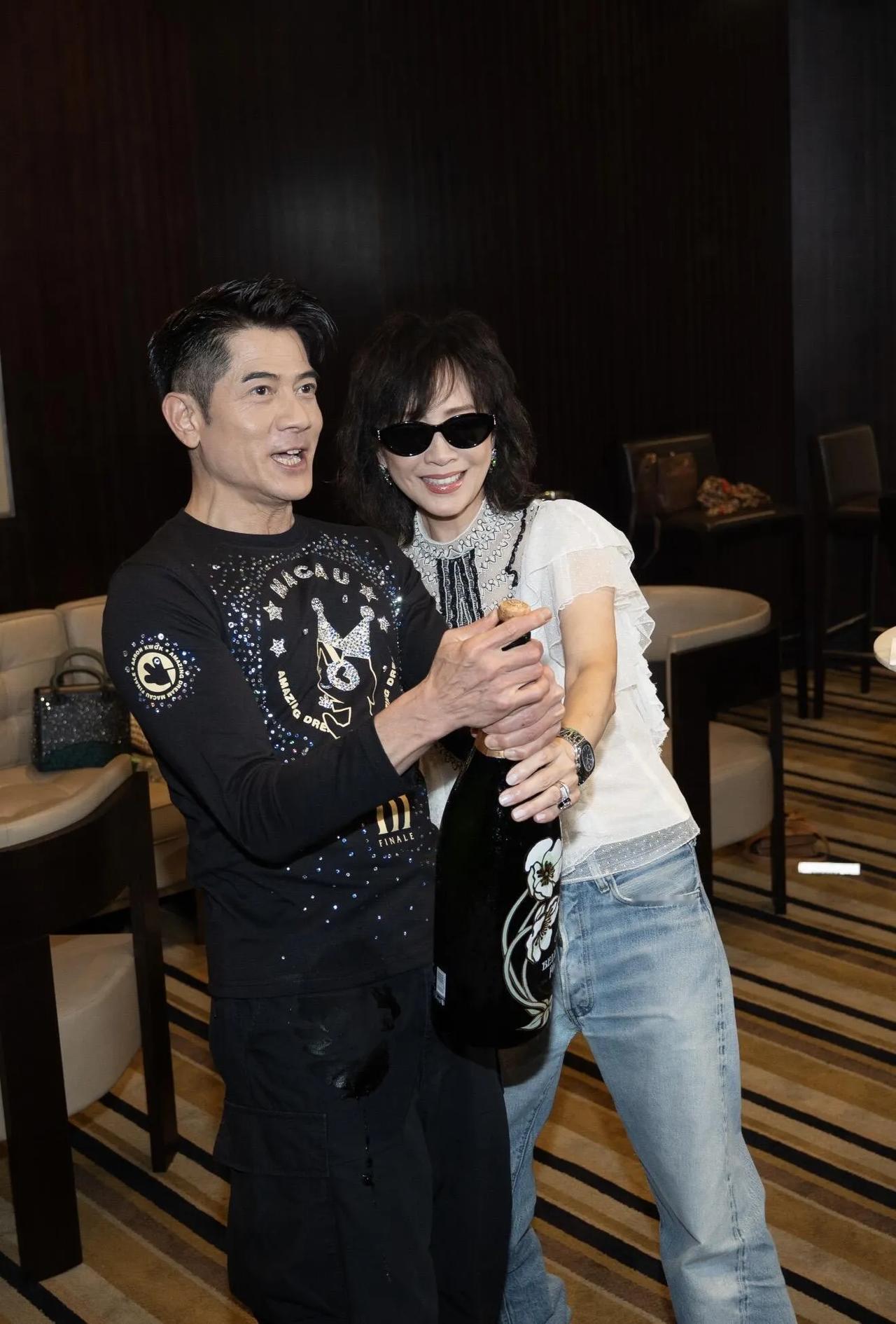 原来刘嘉玲也去了郭富城澳门演唱会了！看她晒出与郭富城的合照，真是狠狠羡慕了！