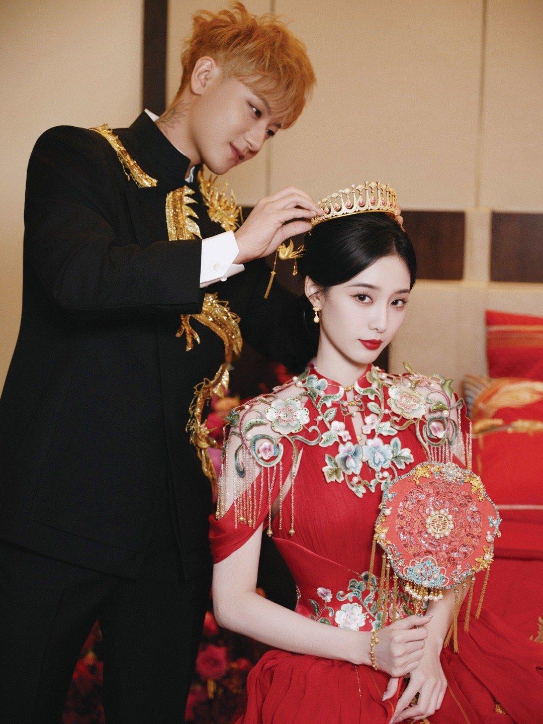 黄子韬徐艺洋婚礼中式喜服来自以流失于大英博物馆的清代绣花蝶纹云肩为灵感蓝本，采用