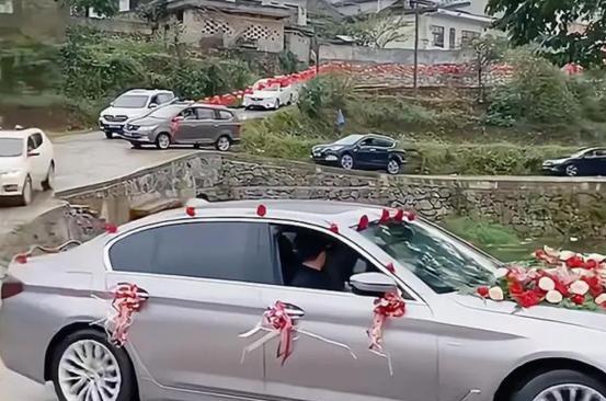 女儿不顾父亲的反对执意嫁进大山。结婚当天，女方没有一个娘家人去参加。女子和父亲也