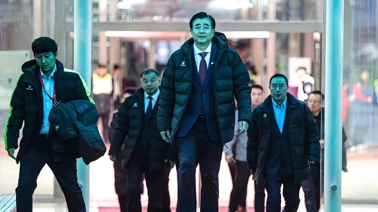 国青选人有黑幕?日籍主帅下课甩锅,用人遭干涉,转身签约广州队
