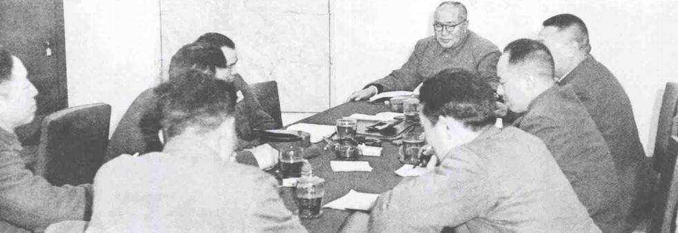 刘伯承元帅主持南京军事学院党委会议。他是南京军事学院的院长兼政委，坐在最里面。紧