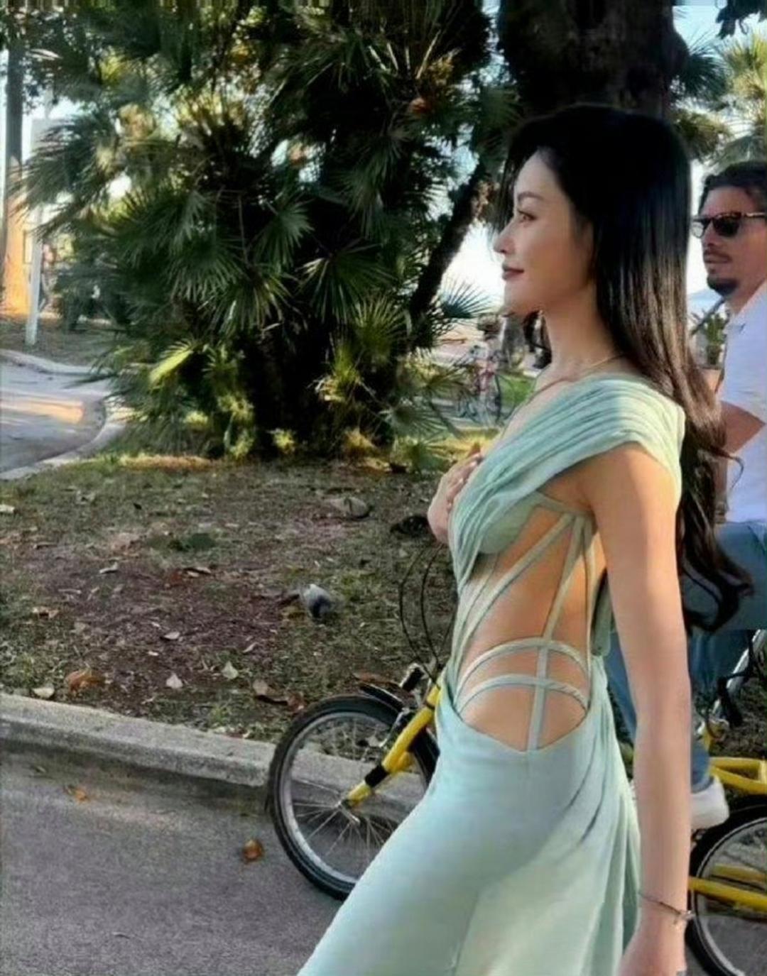 不得不说，但凡有一丝赘肉都穿不了这衣服吧[捂脸哭][捂脸哭][捂脸哭]