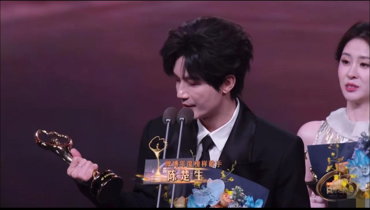 陈楚生微博年度榜样歌手。他说这个“榜样歌手”让他身上又多了一份责任。他说在他