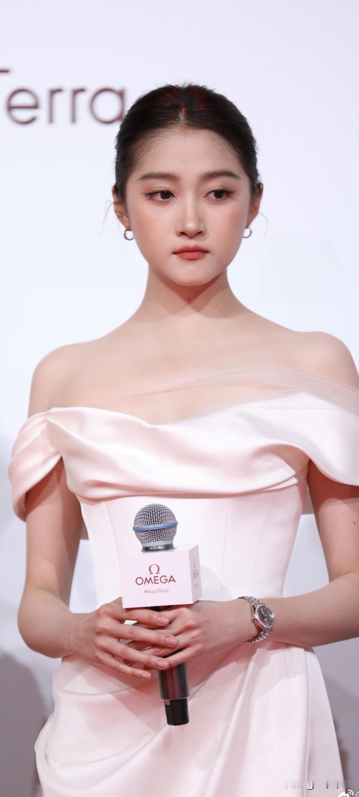 关晓彤今日活动生图，五官优越就是适合大光明发型，这是生图啊美的太突出了关晓彤红毯