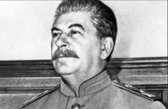 你见过有人当着斯大林的面被扇耳光吗？1941年，克里姆林宫的密闭会议室里，苏联最