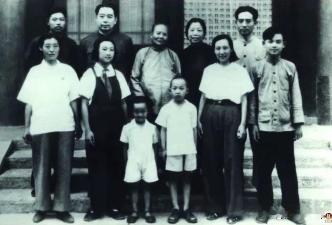 1950年夏周恩来兄弟三家与八婶母（后排左三）在北京西花厅家中的合照。周恩来生母