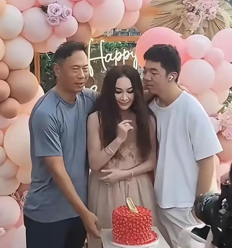不老女神温碧霞的魅力也太大了吧！家里两个男人居然为了她争风吃醋起来了[滑稽笑]这
