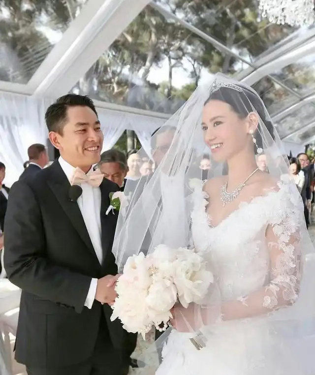 人人艳羡的香港顶级豪门模范夫妻，没想到彻底塌房了，何正德国外当街偷食