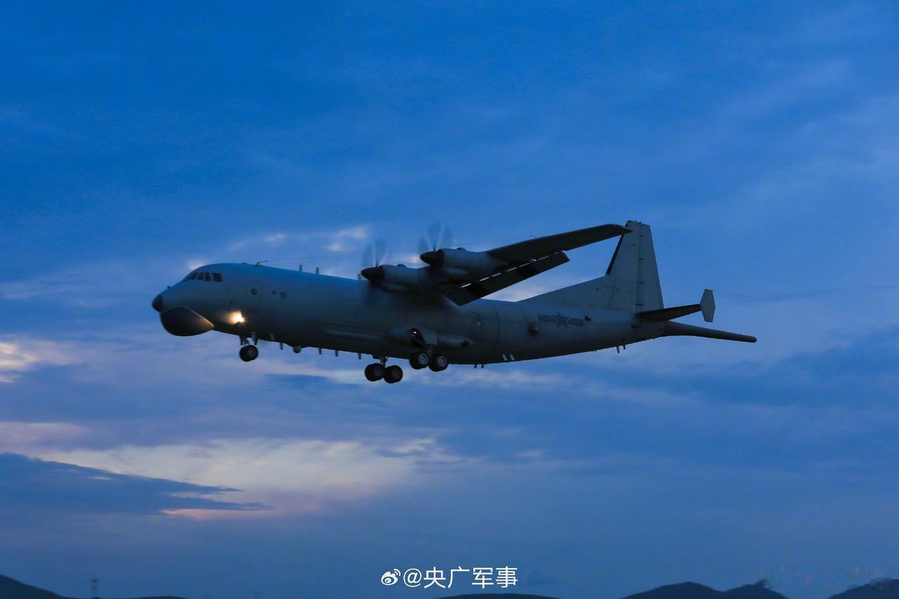 这架运八反潜机，正趁着夜色掩护，飞向任务海域，执行反潜巡逻任务。涡桨发动机噪声很