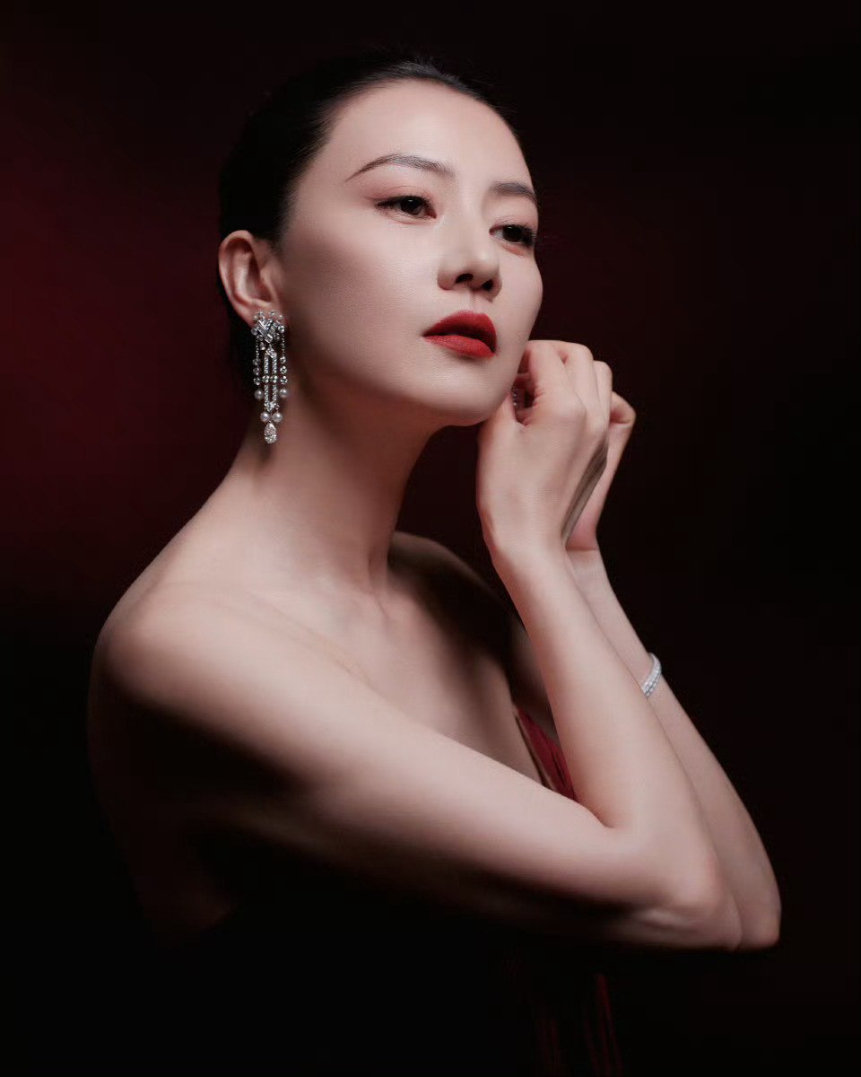 高圆圆x北京国际电影节美人与酒红色是相得益彰，今日出席北影节红毯的高圆圆