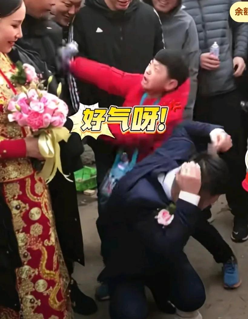 叔叔结婚，侄子在一旁保护，旁边可能有年轻人在给新郎开玩笑，在他的衣服领子上放什