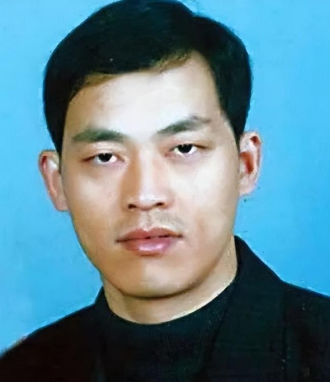 2003年10月，罪犯谢先荣被击毙后痛苦的倒在地上，身上已经失去了生命的体征。法