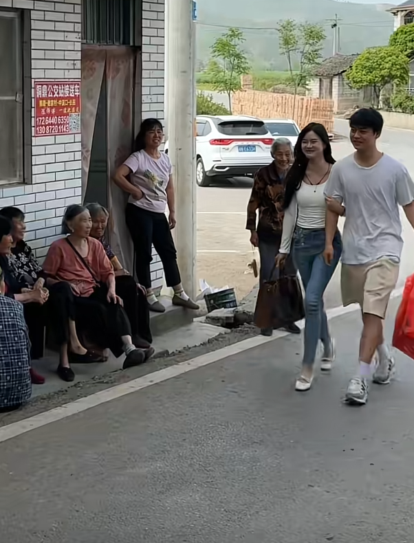 第一次带男朋友回老家，路过村口的情报中心，紧张极了