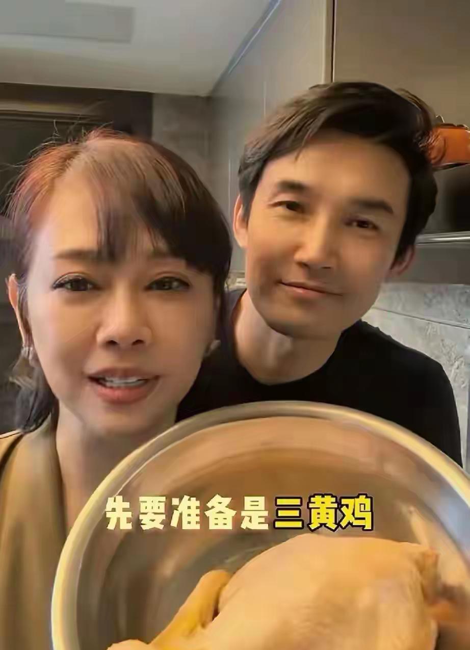 张铎和陈松伶这对相差9岁的夫妻，把厨房变成了秀恩爱的秘密基地。刷到两人采购三黄鸡