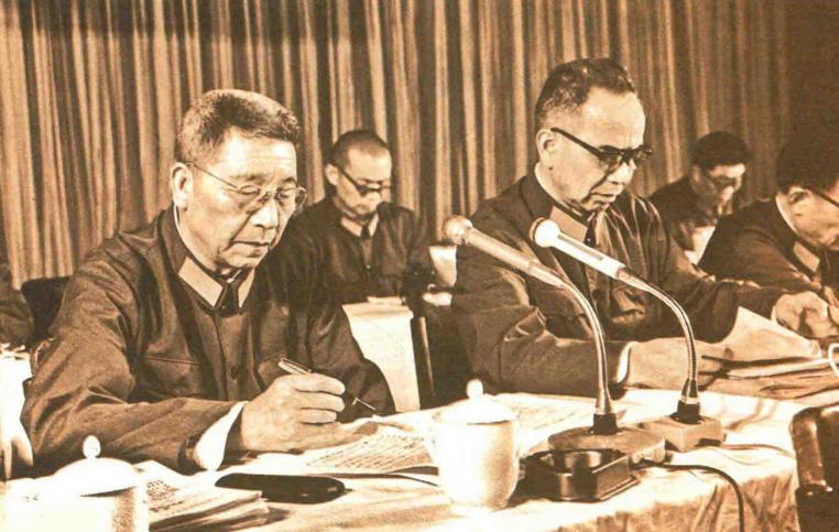 成都军区的一次会议上。这两位将军都是谁？左边是开国中将秦基伟，湖北红安人，第二野