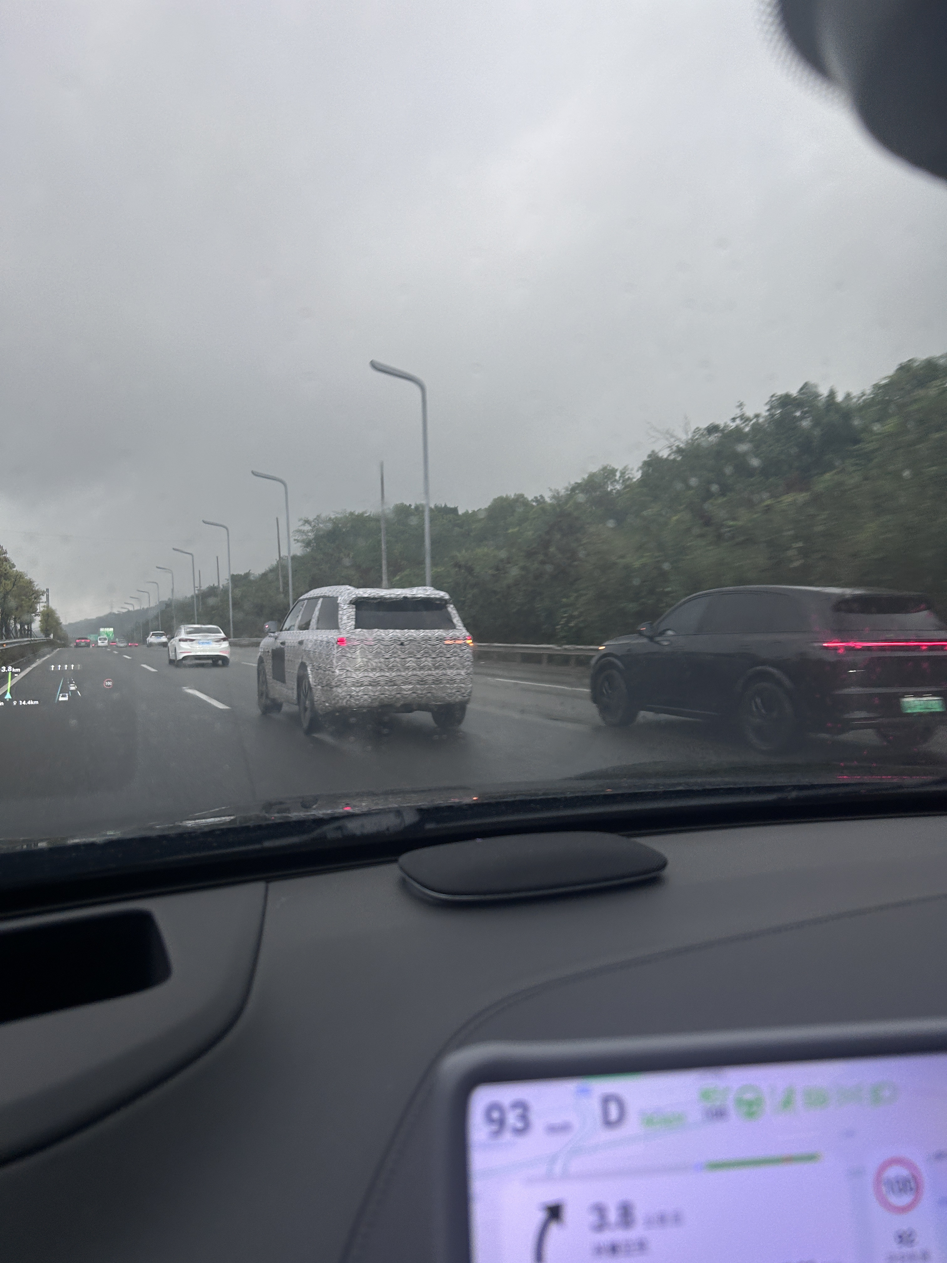 路上偶遇的，这个车是阿维塔09吗长安汽车【来自懂车帝车友圈】