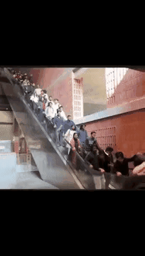 据说这是国外电梯故障，要是放在国内不敢想象。