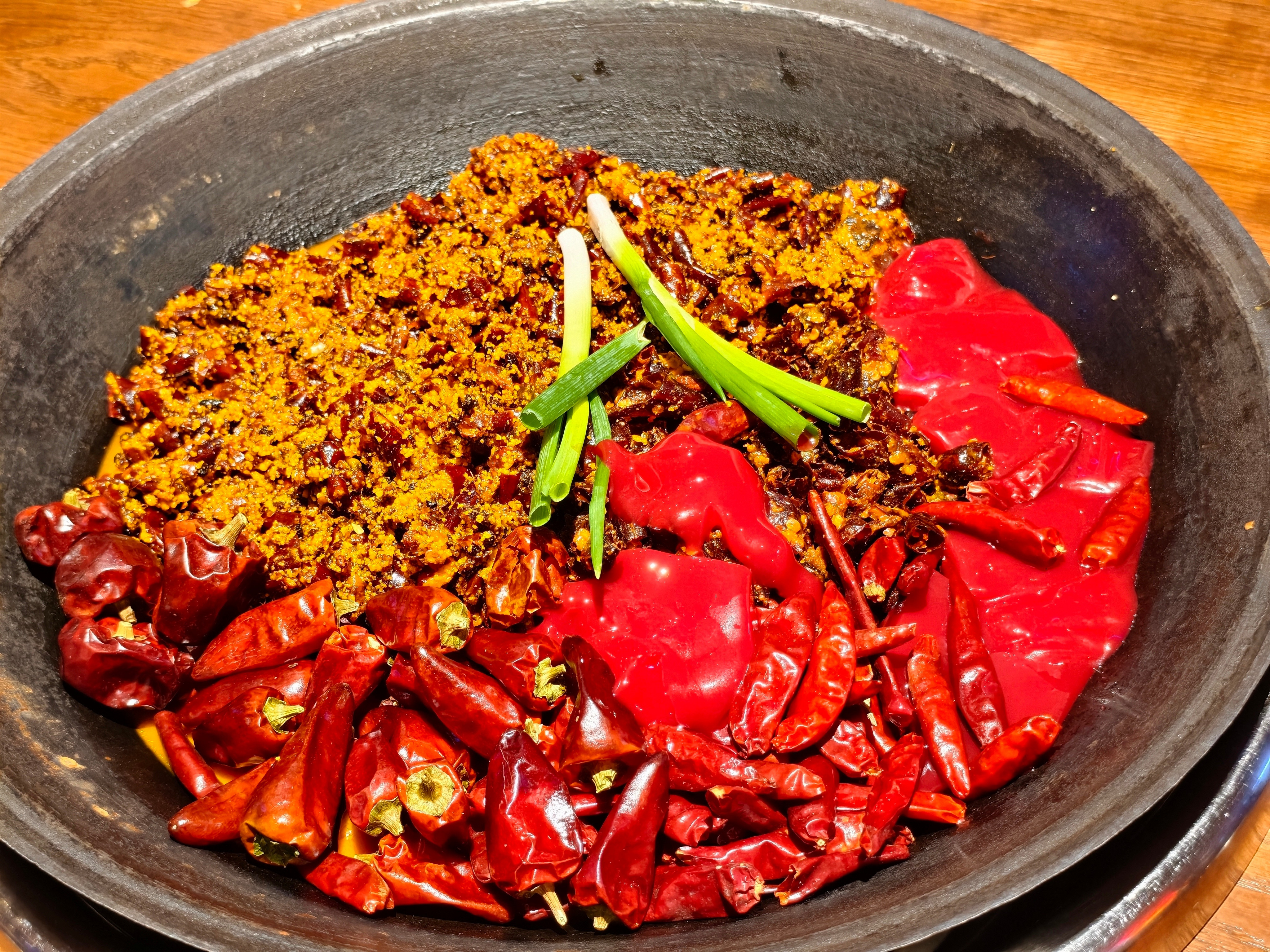 来成都，怎能不吃火锅塞，料真足。​​​