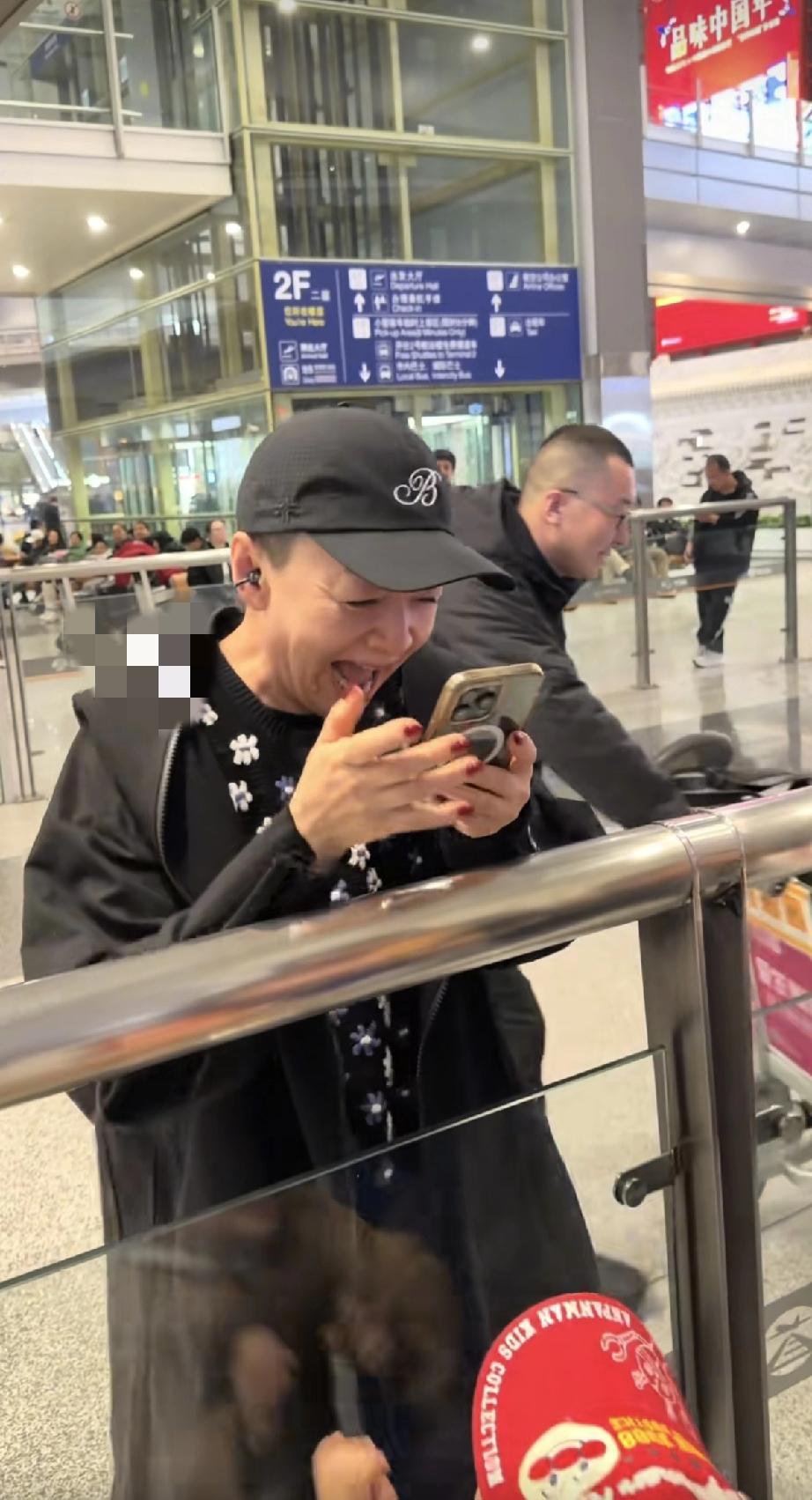 宋丹丹从拉斯维加斯回国做美甲，嘴是扁的，与儿媳妇拥吻，太夸张了!3月2日，宋