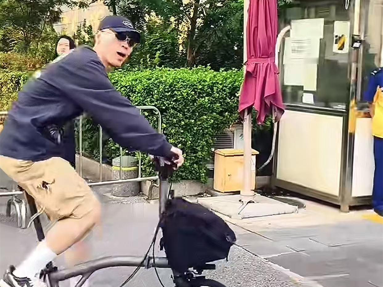 在北京骑自行车通勤，到剧场演出，杨九郎的惬意和松弛感令很多人羡慕。德云社话剧二巡