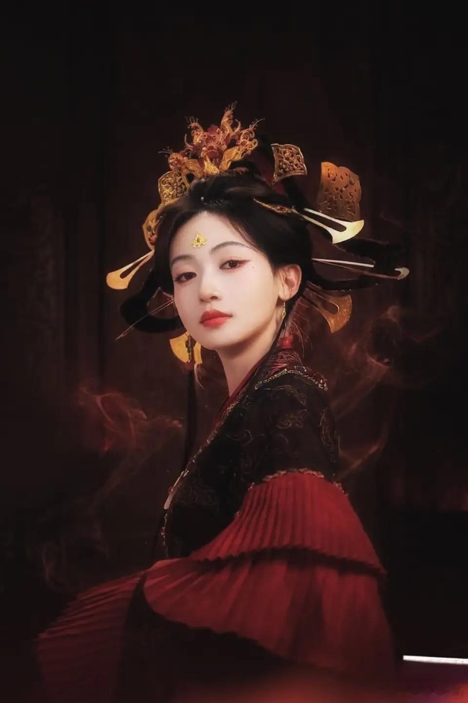 吴谨言可以演太后吗这个妆造