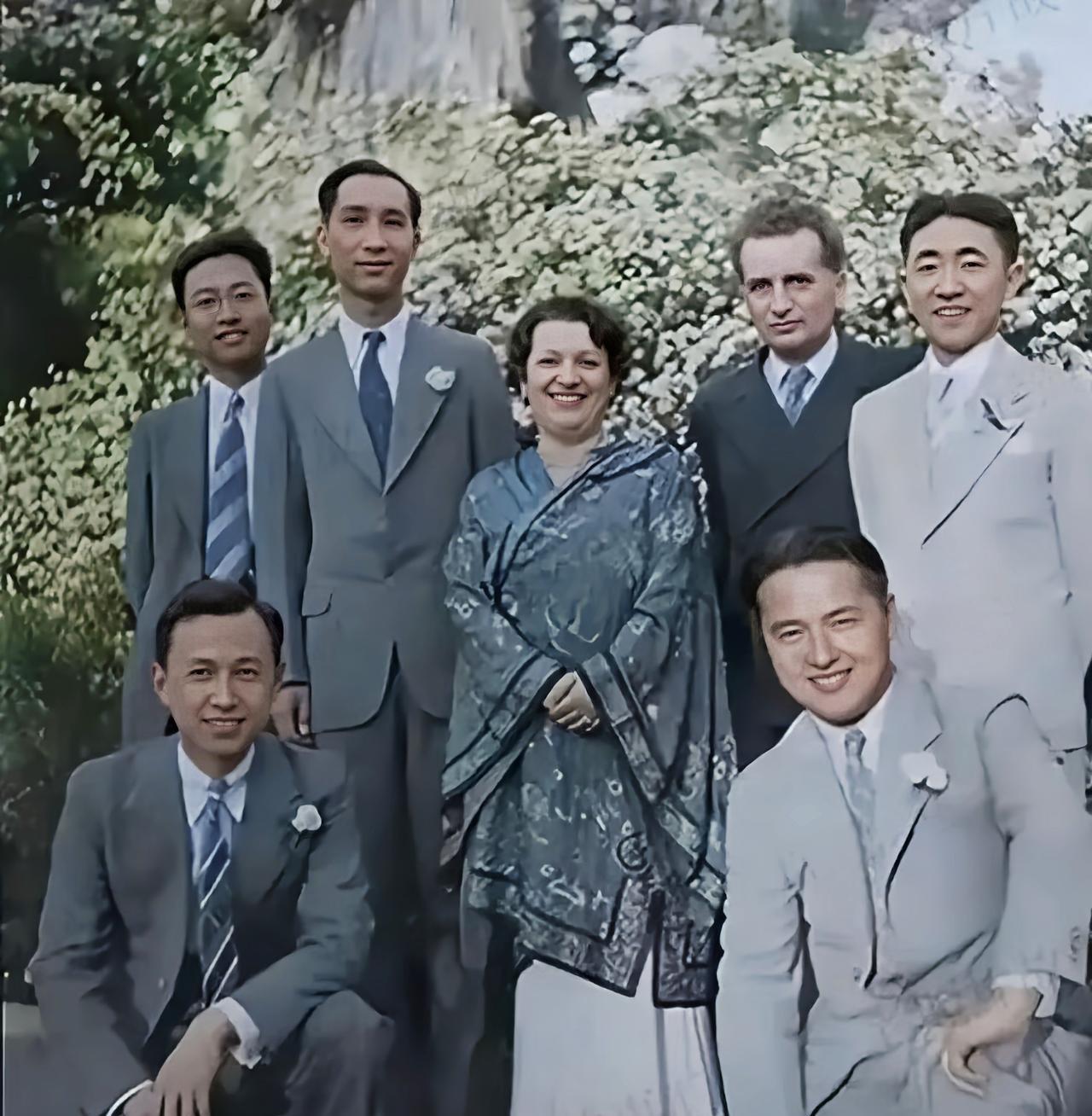 1938年，钱学森（左下）和其他留学生们以及自己的导师冯.卡门一张珍贵合影。冯