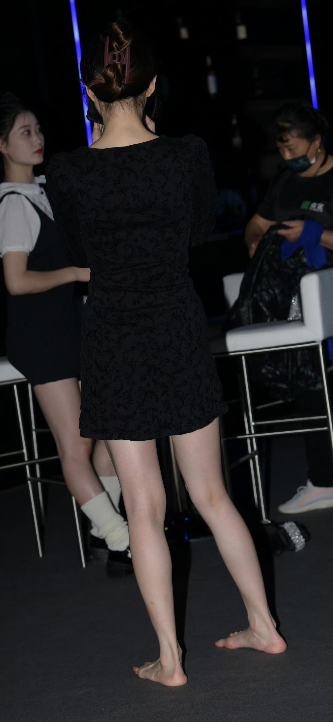 目测美女赤脚身高在170CM