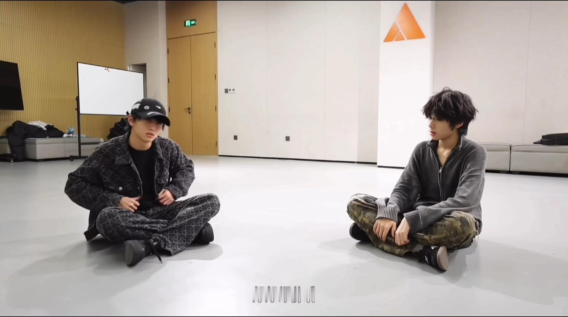 橹穆“你觉得我今天看上去有哪里不一样吗？”“你给我好好说哦”“呃……更好看了”