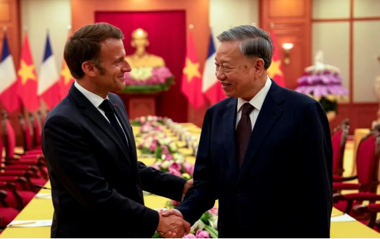 中国东盟正开大会，马克龙东南亚挖墙脚，要在中美间杀出第三条路法国总统马克龙刚
