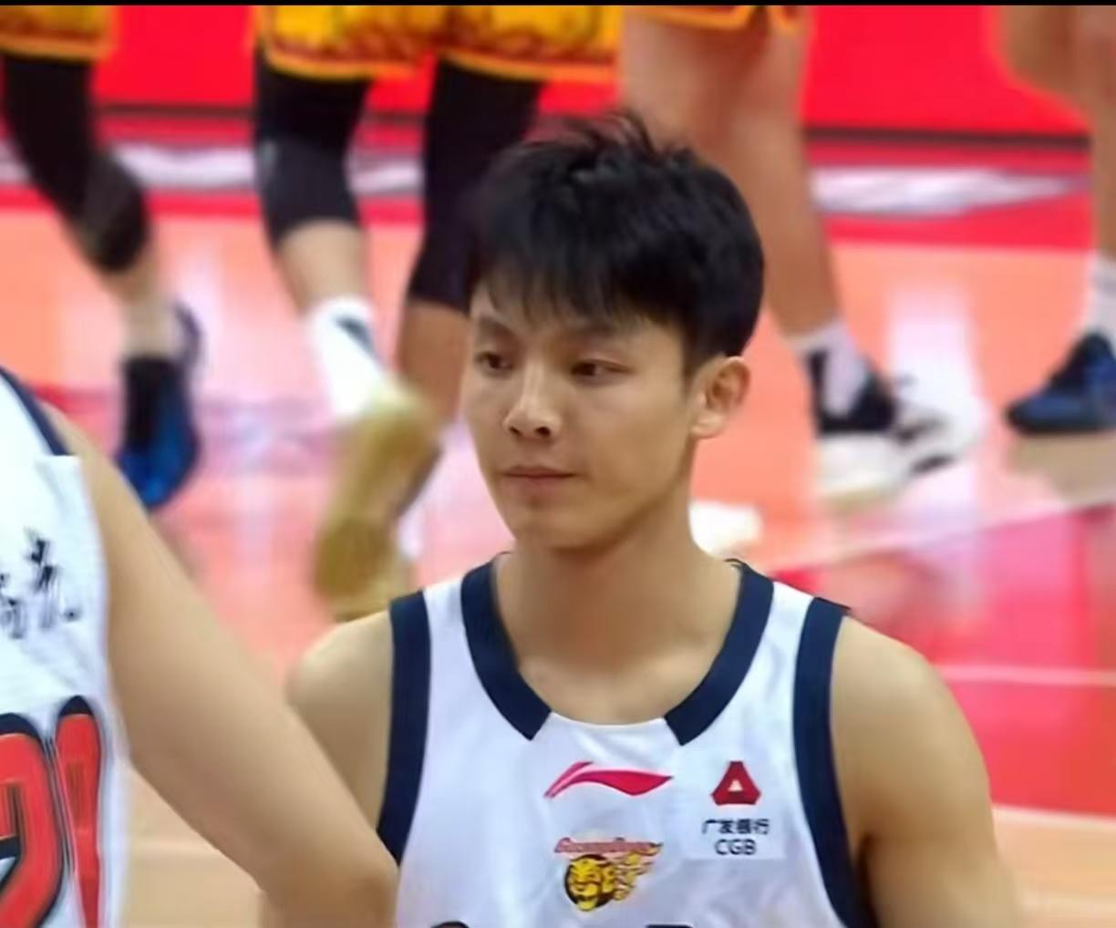 徐杰、胡明轩、杜润旺这哥仨上限到头了，这是通过多个赛季证明出来的，他们的技术特点