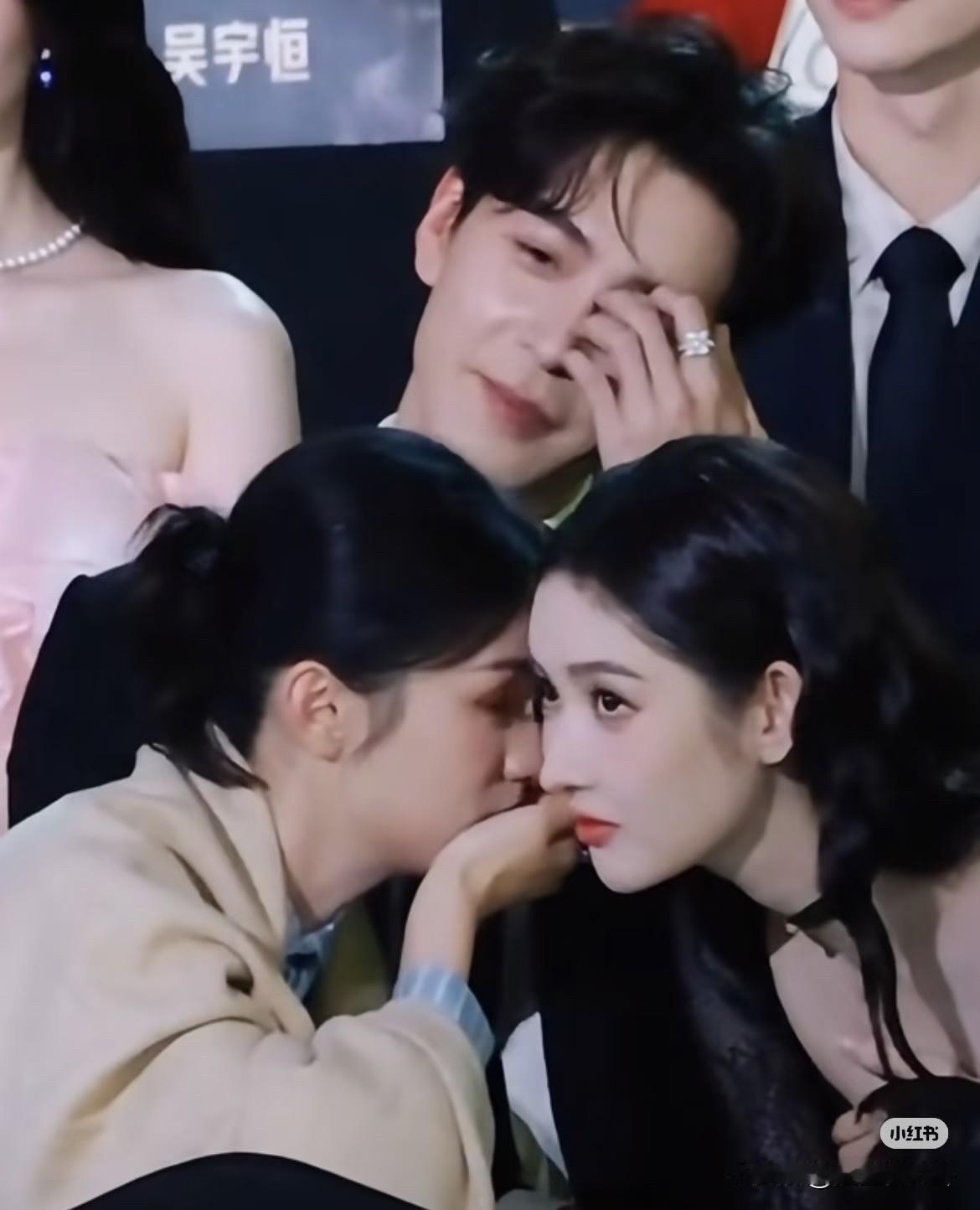 闺蜜下次我们也这样聊天好吗？像周也和王玉雯一样找个帅哥坐中间隔着他聊天，四舍