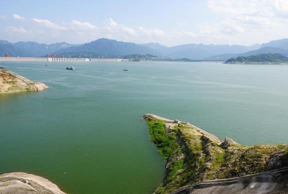 广东共‍‎有1﻿﻿4座大型水库‎，具体分布如下⁠：1.‏‍广州：流溪河
