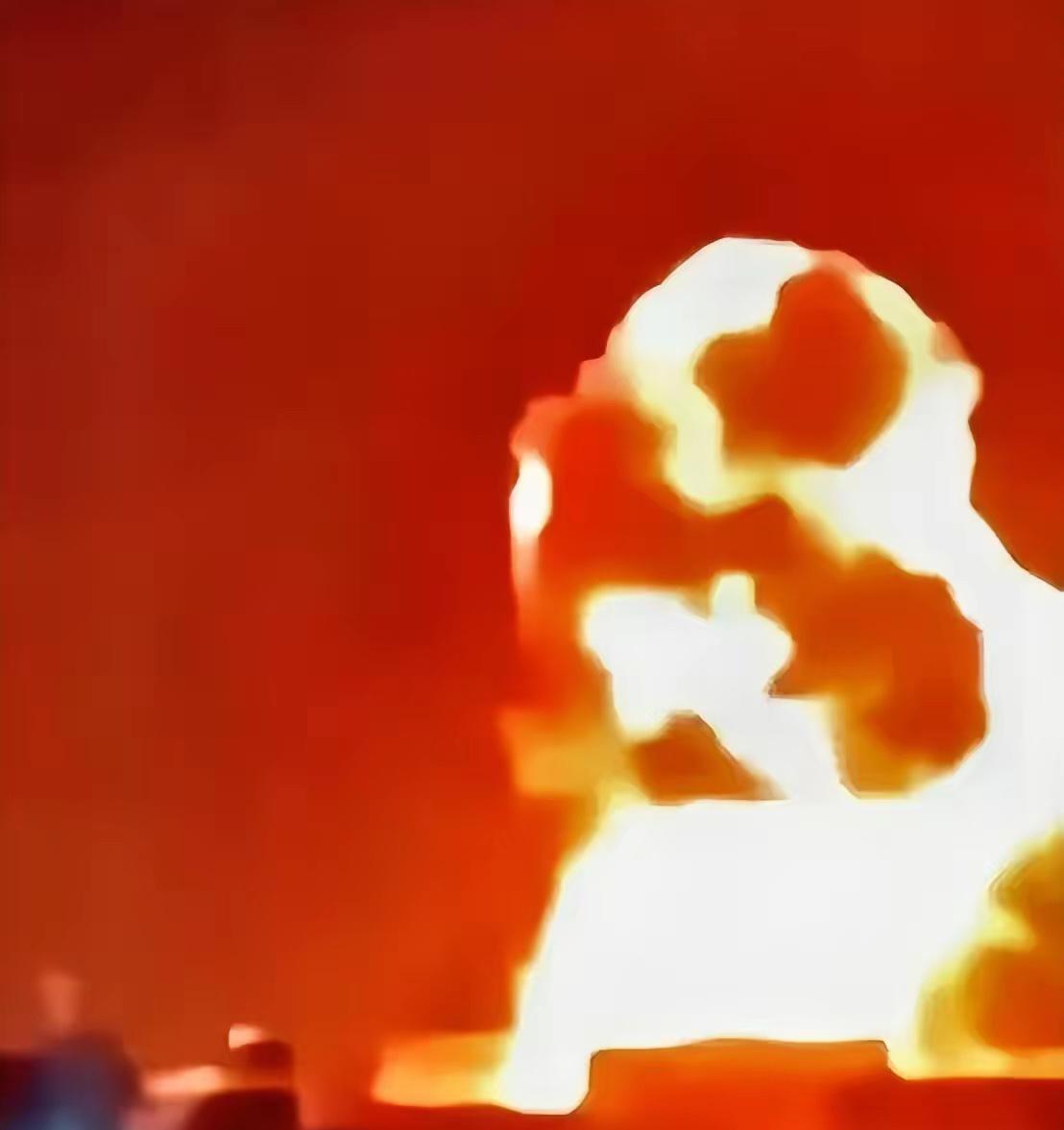 五枚导弹，拦下四枚，就那漏网的一枚，不偏不倚，正中天灵盖。炸的不是别的地方，是卡