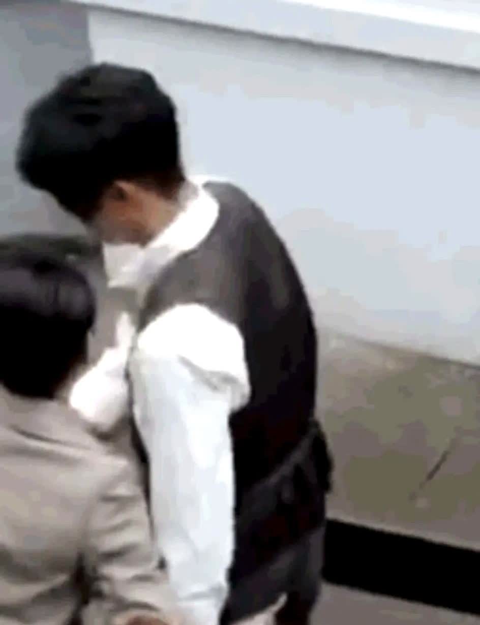 片场掐屁股、助理接人、于正旧帖被扒，许凯白鹿的地下情细节一次全曝光烈火军