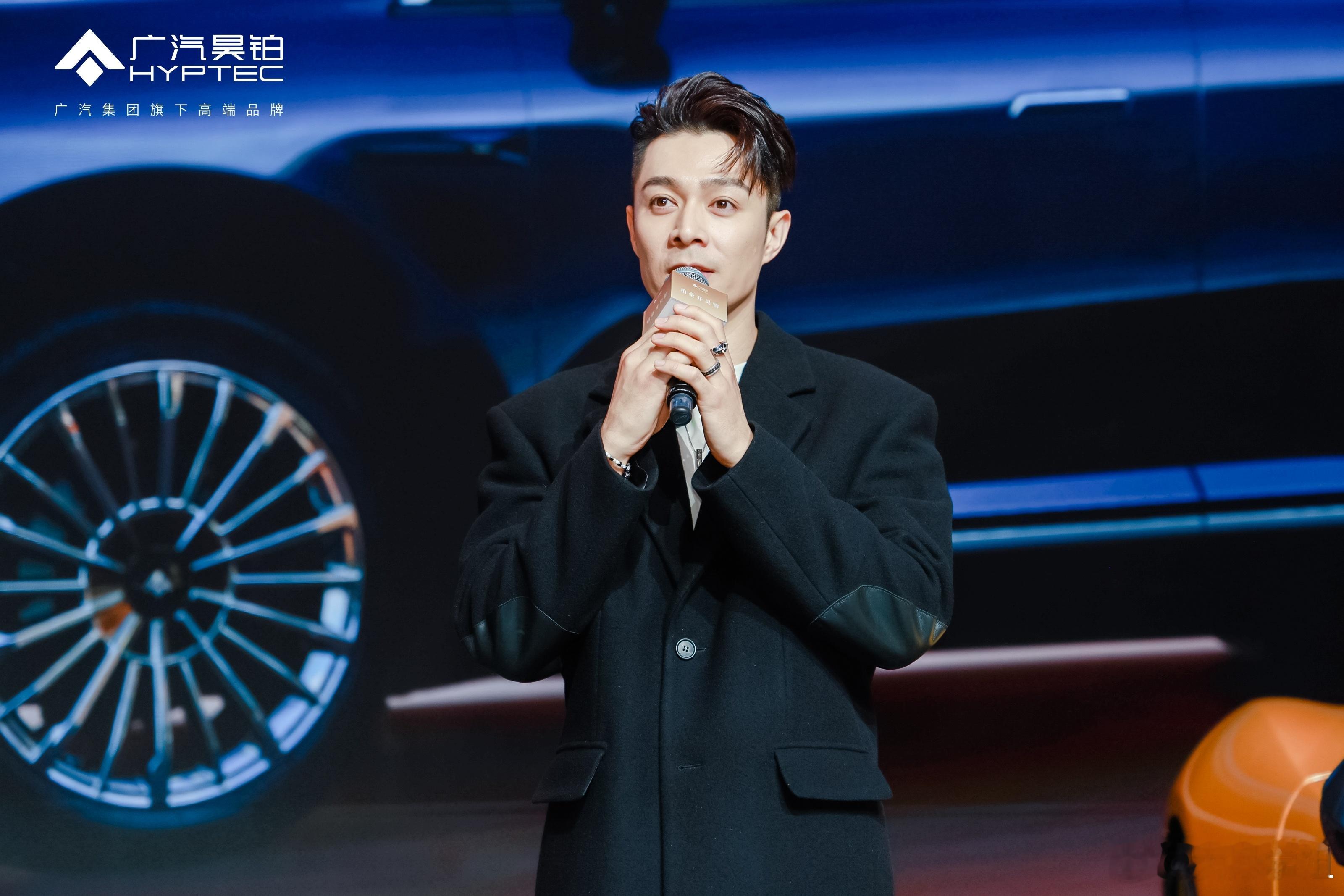 救命啊家人们！！广州车展惊现偶像剧名场面开着昊铂HL闪现展台，居然化身“民政局