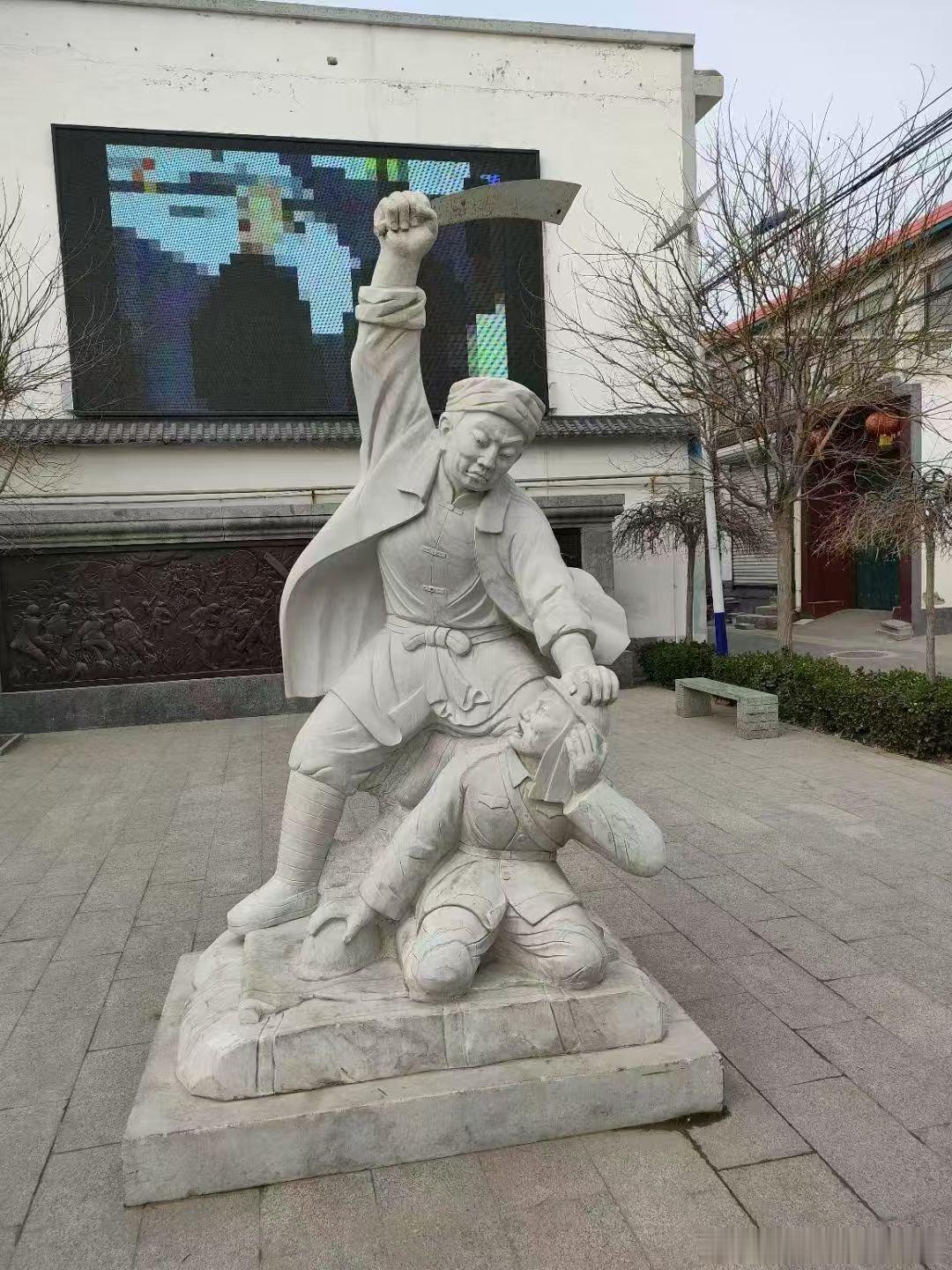 这个村里的雕塑比起俄罗斯的那个雕像更具特色吧？[墨镜]​​​