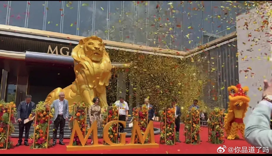 何超琼现身深圳参加深圳太子湾美高梅酒店开业典礼，她打扮得体端庄，特别有名媛气质，一点都不像是60多岁