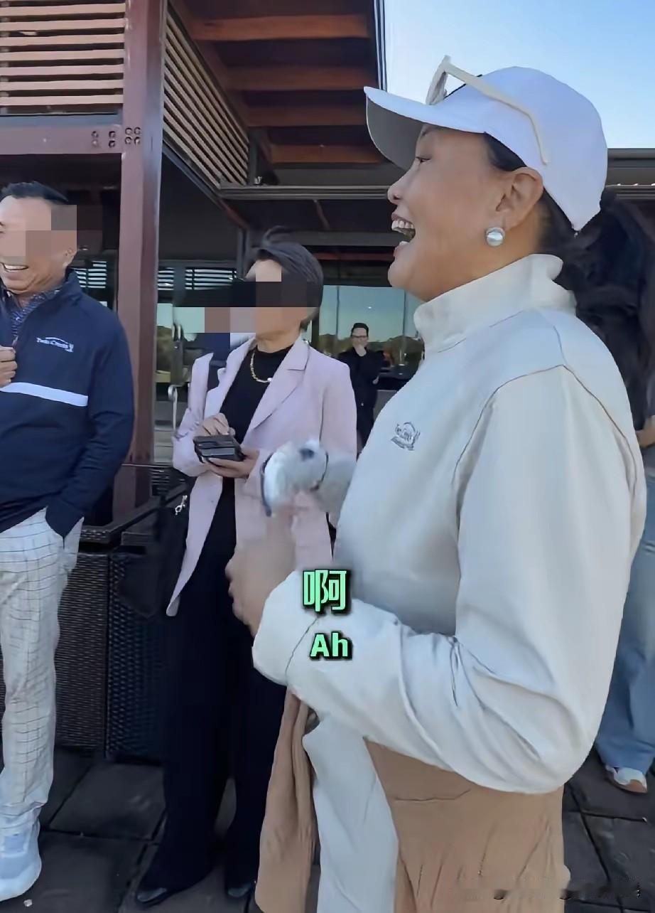 张兰调整情绪这块，真是一般人比不了。大伙还没从她澳洲落泪的氛围缓过来，人家早就