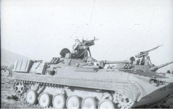 异曲同工，DShK与W85式，都是高射机枪BMP-1炮塔装备的PKT机枪高低角