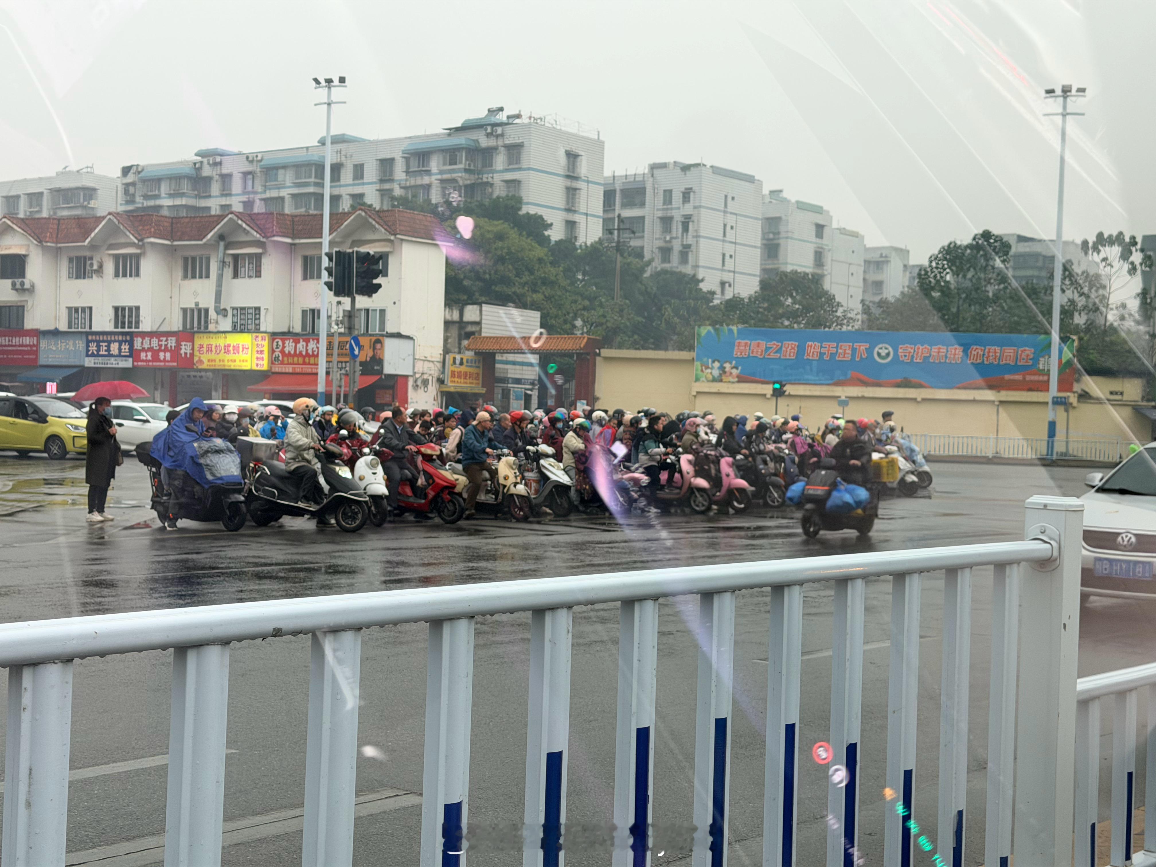 说实话，柳州的驾驶员文明程度，全国都能排名靠前了，很温和，愿意让行，我打灯基本都