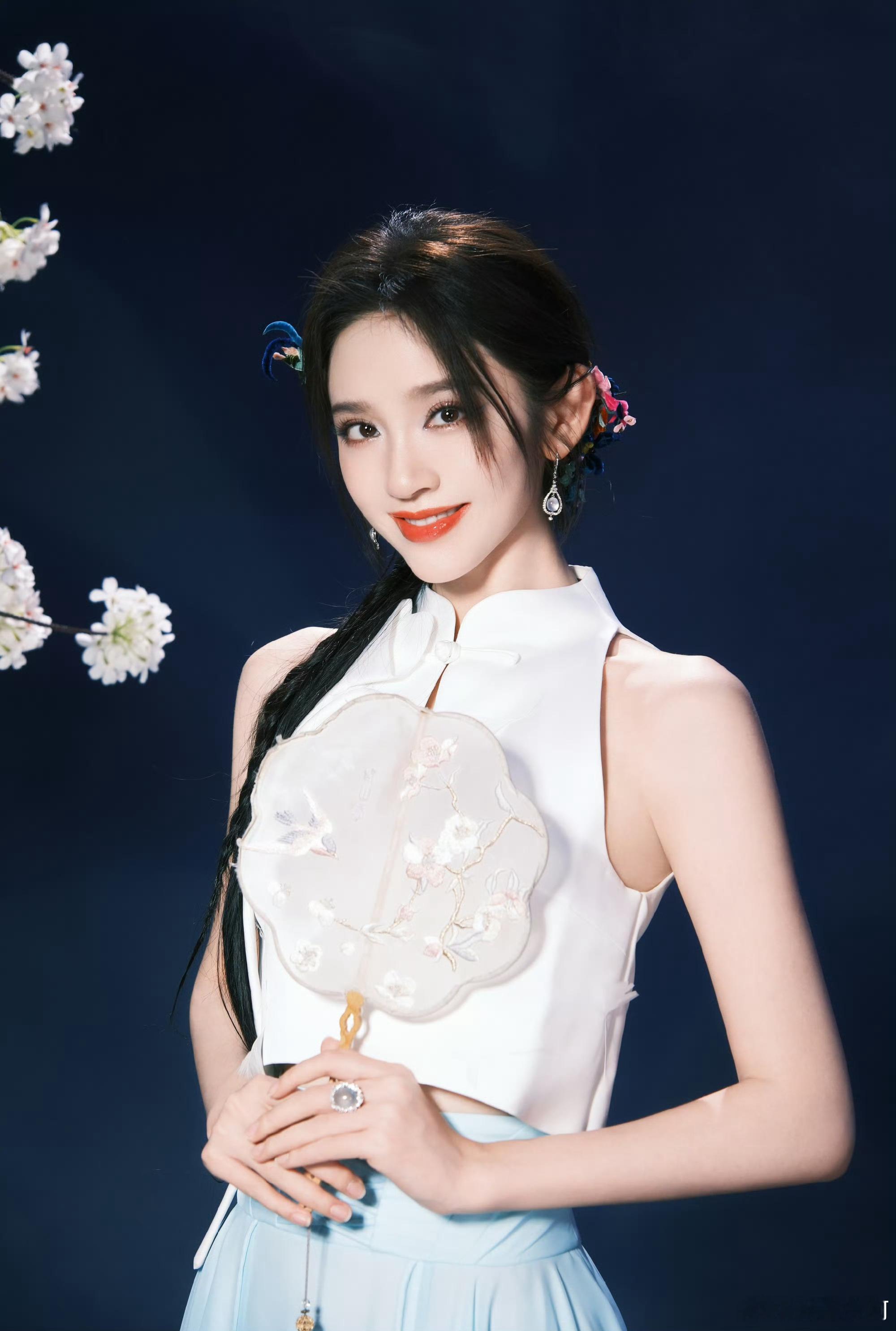 唐艺昕撑伞国风变装5月22日，唐艺昕发布撑伞国风变装短视频，凭借现代装与汉服的惊