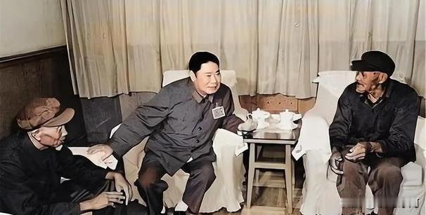 🍁48年后，杨得志与大渡河的摆渡英雄重逢1983年，杨得志将军与当年强渡大渡
